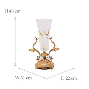 Vase en cristal avec gravures complexes et base en laiton antique avec bras décoratifs dans un design classique luxueux - Product Image 4