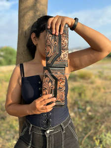 Nuevo Western Stylish Hair On Hide Color Tooled Fur Leather Clutch Mujeres Monedero diseñado Venta caliente Tooled Leather Unique Wallet - Product Image 3