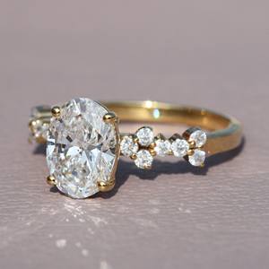 Anillo de diamante solitario de corte ovalado y redondo único, con un diseño elegante, en oro amarillo de 14 quilates con diamantes cultivados en laboratorio. - Product Image 3