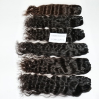 Extensions de cheveux humains indiens noirs naturels, brins bruts d'un seul donneur, ondulés profonds, non traités, prix bas avec style de vague naturelle