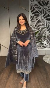 Costume en velours pakistanais avec broderie zari, tenue de mariage, kurta en velours, ensemble plazo pour femmes - Product Image 2