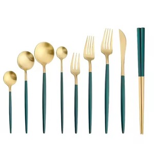 Juego de Cubiertos Premium de Acero Inoxidable con Mangos Azules y Puntas Doradas, Diseño Elegante y Sofisticado, Perfecto para Cenas en Casa y para Regalos - Product Image 2