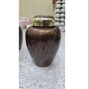 Urna Funeraria de Latón para Cenizas Humanas Adultas, Acabado Dorado Marrón, Grabada, Estilo Americano, Capacidad de 220 Pulgadas Cúbicas, Brassworld - Product Image 1