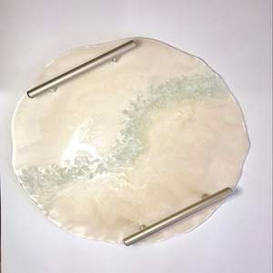 Plato de resina para servir acabado artístico artesanal ideal para fiestas celebraciones o añadir elegancia al interior de tu hogar - Product Image 6