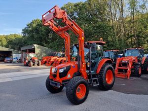 Cargador de ruedas Kubota M4072 con equipo agrícola frontal y retroexcavadora - Product Image 4