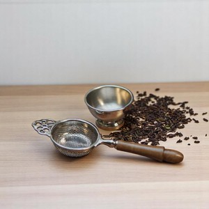 ที่กรองชาทองเหลืองบริสุทธิ์ขนาดกลางหรูหราเคลือบสีทองพร้อมที่จับไม้และหม้อพักผู้ผลิตจากอินเดีย - Product Image 3