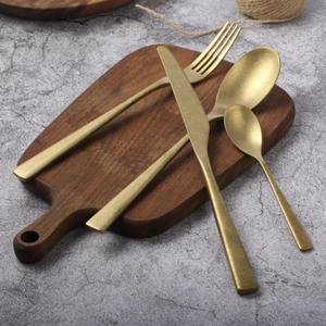 Ensemble de couverts en acier et laiton au design minimaliste, parfait pour se mélanger parfaitement avec une variété de styles de décoration de table - Product Image 3