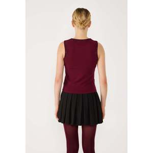 Blusa Casual para Mujer con Logotipo Bordado en la Parte Delantera, Cuello Redondo, Manga Corta, Poliéster, Corte Regular, Tejido de Punto - Product Image 4