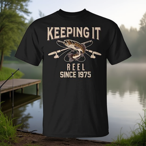Maglietta da pesca con stampa “Keeping IT Reel Since 1975”, regalo divertente per il compleanno - Product Image 3