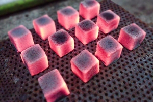 Briquettes de charbon de coco d'Indonésie pour chicha et narguilé BBQ en forme de cube, de bloc et de coussin - Product Image 4