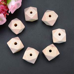 Cuentas de Madera Redondas con Diseño de Corazón, Coloridas, Hechas a Mano, Diseño Moderno, Paquete de Varias Piezas para Regreso a Clases o Bautizo - Product Image 3