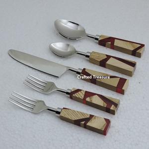 Ensemble de couverts de luxe occidentaux en acier miroir Ensemble de couverts en acier inoxydable pour mariage en argent avec manche en résine blanche et multicolore - Product Image 3