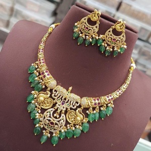 Conjunto de collar chapado en oro de diseño único exclusivo de aspecto real de alta calidad con pendientes para colección de boda para mujer - Product Image 1