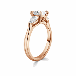 Anillo de Compromiso con Tres Piedras en Corte Cojín para Mujer - Product Image 4