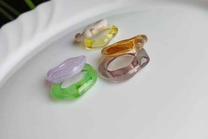 Anneaux en résine acrylique de forme ronde, fabriqués à la main, anneaux d'amour pour femmes, bijoux de fête, vente en gros au meilleur prix - Product Image 3