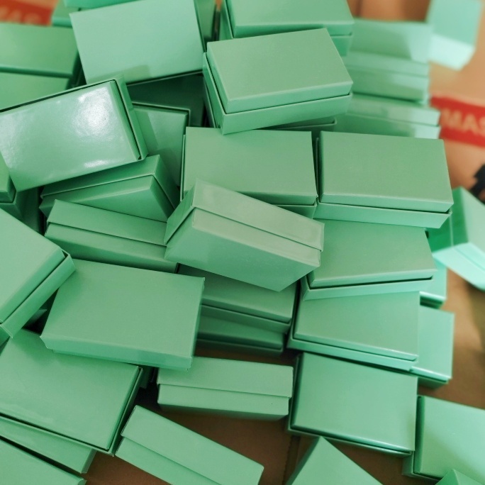 Foldable Magnetic Gift Box with Handle