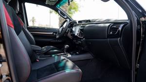 Toyota Hilux 2023 d'occasion en excellent état, automatique, conduite à gauche, intérieur cuir R20, caméra de recul, toit ouvrant, 4.1-6L, 300-400 ch - Product Image 2