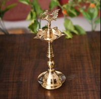 Vente en gros de fabricant de temples traditionnels Puja laiton gaufré paon Mahabharat Diya lampe sur pied naturel noël décor de pâques
