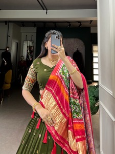 Trabajo de bordado pesado Lahenga Choli con dupatta impresa para colección de bodas - Product Image 6