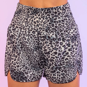 Shorts personnalisés pour femmes 2025 – Décontractés, élastiques, respirants, imprimés par décharge, couleur personnalisée, écologiques, séchage rapide, avec logo sur mesure - Product Image 4