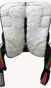 Une selle durable en Cordura et en cuir avec un siège unique à rayures arc-en-ciel pour une performance optimale Selle Western Rainbow Ridge Pro - Product Image 4