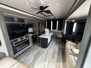 Casa de Campo Usada F-o-r-e-s-t Riv-er Cedar Creek Cottage 40CFK2 de 2022 con Alto Rendimiento y Comodidades Disponible para la Venta - Product Image 3