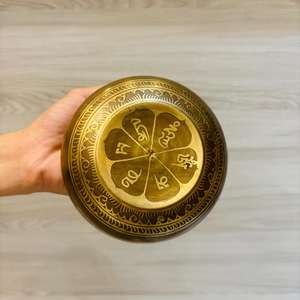 Bol chantant de style traditionnel en Bronze tibétain à haute résonance pour les professionnels de la santé holistiques Produit artisanal en métal - Product Image 3