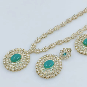 Ensemble de collier long fantaisie en pierre traditionnelle et à la mode indienne plaquée or avec ensemble de bijoux de boucles d'oreilles pour femmes - Product Image 1