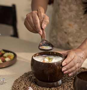 Bol en Coque de Noix de Coco Fait Main Durable et Écologique, Style Chinois Moderne avec Glaçure Craquelée, Idéal pour Servir et Déguster - Product Image 1