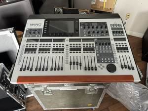 Console de mixage numérique Beringer Live neuve, 16 canaux, garantie 3 ans + boîte de scène DL32 + bobine de câble réseau Cat5 de 150 pieds - Product Image 3