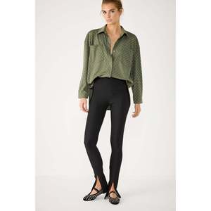 Blusa Casual Brillante con Logotipo Frontal, Material Viscosa/Poliéster - Product Image 2