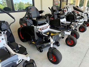 เครื่องตัดหญ้าแบบ Zero Turn รุ่น ZT3000 สำหรับงานอุตสาหกรรม เครื่องยนต์สูบเดียว 2 จังหวะ 190 ซีซี แรงบิดสูง พร้อมด้ามจับยืดหดได้ ถังเก็บหญ้าขนาด 300 ลิตร ใช้งานได้อย่างมั่นคง - Product Image 3