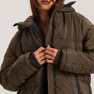 Veste matelassée camouflage unisexe d'hiver avec capuche coupe-vent et imperméable longueur régulière longue logo personnalisé sur le devant - Product Image 3