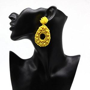 Boucles d'oreilles pendantes classiques tendance en perles jaunes brodées, bijoux faits à la main pour femme, accessoire de déclaration pour soirée - Product Image 1