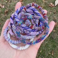 Nouveau design dernière vente bijoux tendance de qualité supérieure bracelets pour femmes en perles de verre personnalisées faites à la main