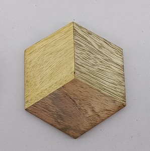 Sous-verre carré en bois et résine fait main, motif hexagonal alvéolé, tapis de boisson personnalisé avec logo pour hôtel et restaurant. - Product Image 6