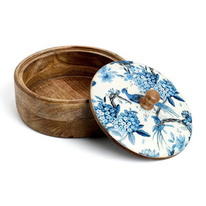 Boîte en bois et marmite casserole plat isolé casserole chauffe-aliments boîte cuisine maison salle à manger idées pour hôtel et restaurant - Product Image 5