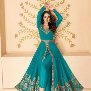 Lo más destacado de la moda de invierno: seda semicosida de Fox Georgette Shalwar Kameez con elegante adorno de Jari y piedra - Product Image 1