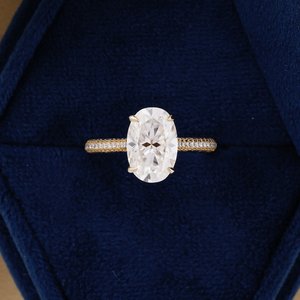 แหวนหมั้นเพชรมอยส์ซาไนต์ทรงวงรีตัดด้วยมือพร้อมรัศมีสีเงินสเตอริงที่ซ่อนอยู่ของขวัญครบรอบปีที่สมบูรณ์แบบสำหรับผู้หญิงในห้องปฏิบัติการ - Product Image 3