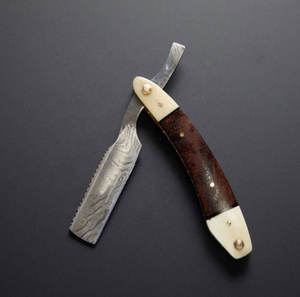 Rasoir droit Damas fait main à lame coupante, manche en os et en bois - Product Image 1