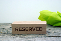 Étiquette de réserve en bois de plage personnalisée Base naturelle Tableau avec numéro de table Porte-nom de table de conférence de mariage Logo personnalisé Taille personnalisée