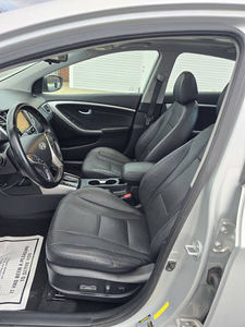 Hyundai Elantra GT 2013 d'occasion en excellent état, finition GT, traction avant, boîte manuelle 6 vitesses, hayon, extérieur argenté, moteur 1.8L, consommation combinée de 14 litres/100 km - Product Image 3