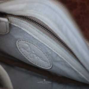 Pochette de voyage élégante en cuir de qualité export pour femmes, organisateur de luxe fait à la main en provenance d'Indonésie - Product Image 6