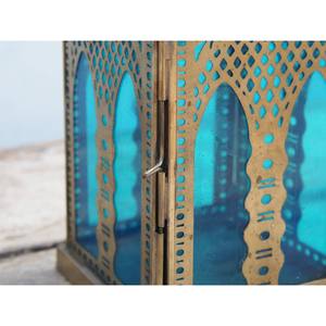 Les lanternes suspendues en fer et en verre coloré créent une ambiance paisible qui invite à la réflexion, à la gratitude et au calme spirituel. - Product Image 2