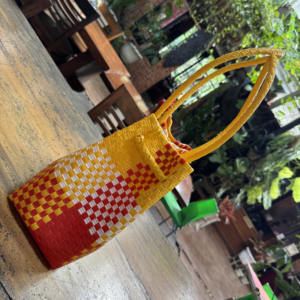 Vente en gros Sac de plage tissé pour femmes fait à la main Matière plastique de qualité supérieure Tissage recyclé fait à la main d'Indonésie - Product Image 4