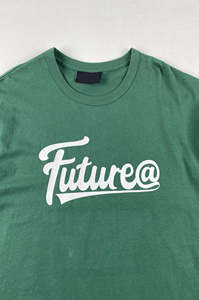 Camiseta con estampado gráfico de letras verdes retro para hombre de MOQ bajo, camiseta de verano de manga corta informal de moda para ropa de calle diaria - Product Image 3