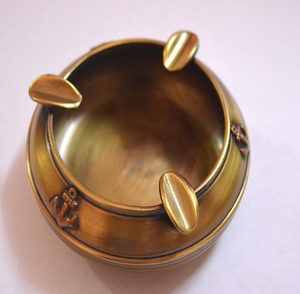 Elaborado con un toque marítimo, Este cenicero de latón macizo cuenta con elegantes grabados de ancla, que ofrecen un guiño a las tradiciones náuticas - Product Image 1