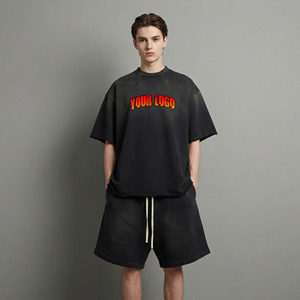 ชุดเสื้อยืดโอเวอร์ไซส์ผ้าฝ้ายสีดำสำหรับผู้ชาย สไตล์สปอร์ต น้ำหนักเบา พร้อมลายพิมพ์โลโก้ด้านหน้า ชุดลำลองสำหรับฤดูร้อน ชุดเสื้อฮู้ดและกางเกงขาสั้นผ้าถัก - Product Image 1