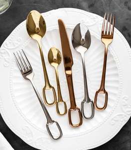 Ensemble de couverts 5 pièces uniques faits à la main avec design en forme de bêche couleur or et argenterie bien polie miroir pour les fêtes - Product Image 2