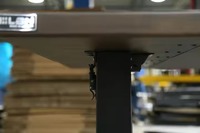 Table moderne en bois d'aulne avec pieds pliants en acier pour usage en parc, hôtel et atelier